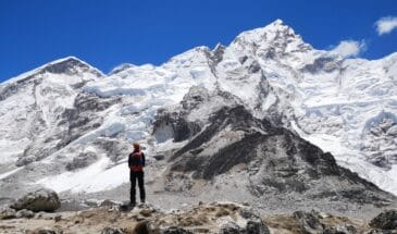 Pazar kilátás a Himalája csúcsaira. Nepál, Everest BC