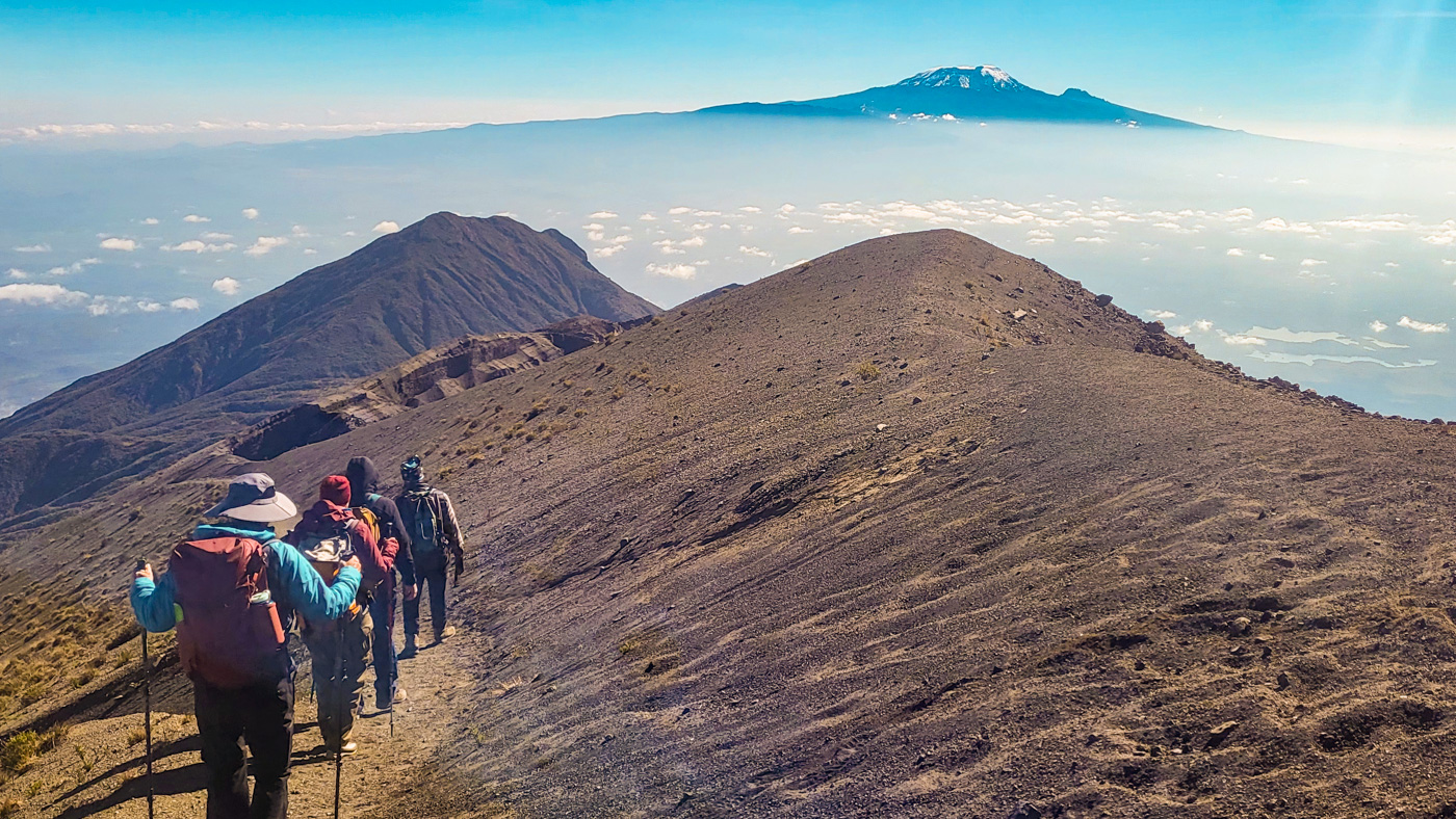 Mount Meru (4566m) - Akklimatizációs túra a Kilimandzsáró előtt Mount Meru (4566m) - Akklimatizációs túra a Kilimandzsáró előtt